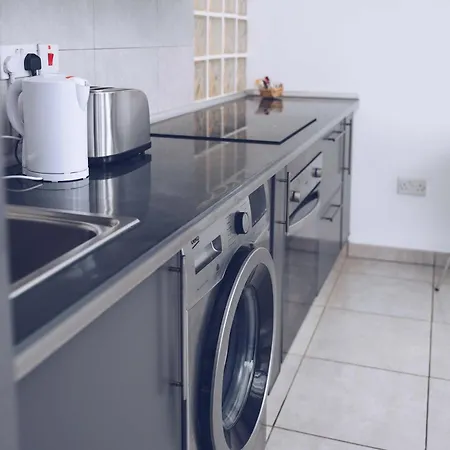 2br In The Zoko Contemporary And Convenient Apartment *
