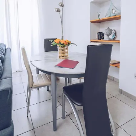 2br In The Zoko Contemporary And Convenient Apartment